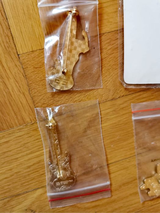 Значки емблеми пинове от HARD ROCK CAFE  чисто нови китарни баджове !