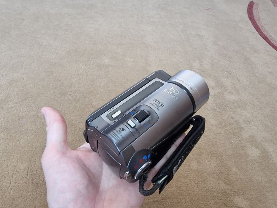 Видеокамера Canon HF100