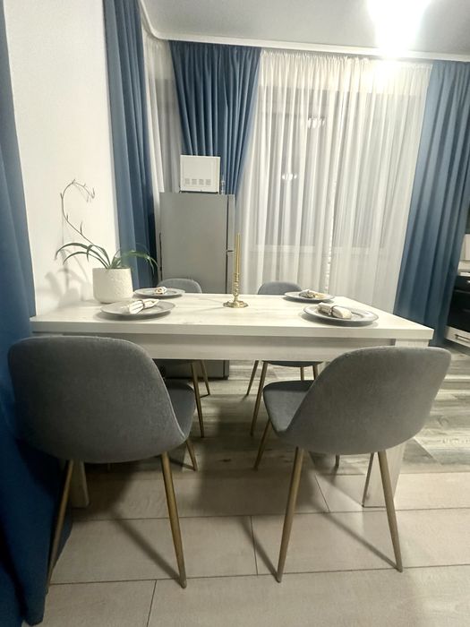 Masa de dining cu 4 scaune