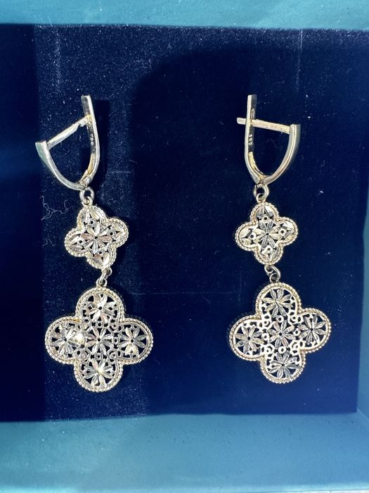 Золотые серьги Van Cleef