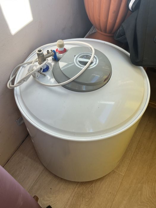 Продается аристон,кровать тумба