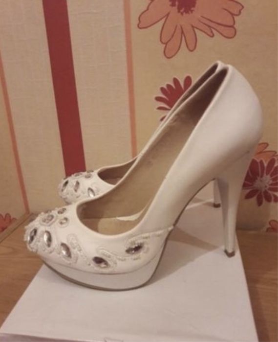 Туфли белые с камнями