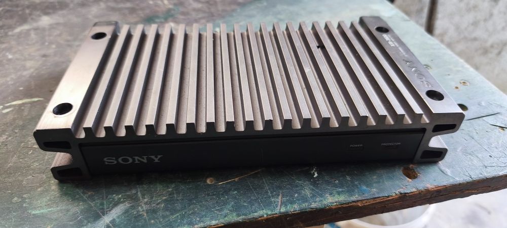 Стерео усилвател за кола Sony XM-3520.