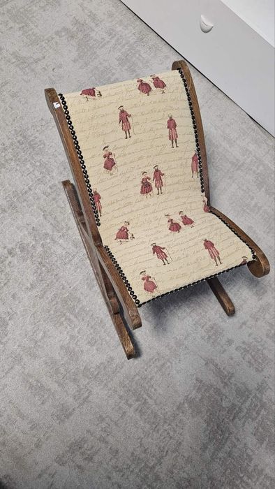 Детски винтидж люлеещ стол 

В описание.Запазен дървен люлеещ стол.
Пр