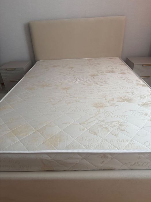 Продам двухспальную кровать с матрасом