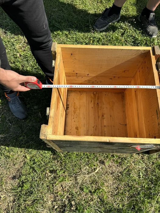 Военни дървени сандъци за пчелни кошери.
