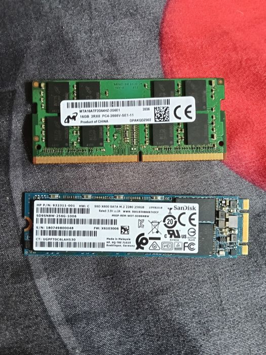 Vând rami ddr4 de 16 GB și un ssd M2 de 256
