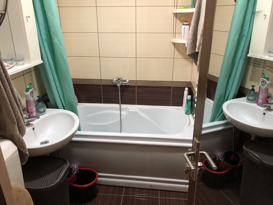 Proprietar vand apartament cu 2 camere la mansarda zona Dambovita