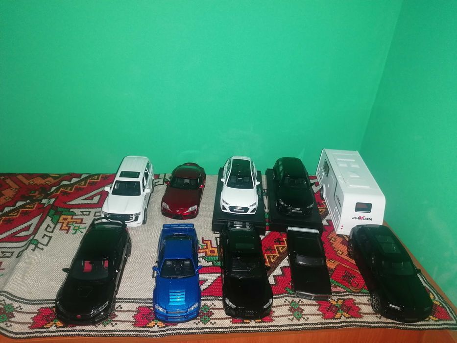 Метални колички с отварящи се врати, работещи фарове и звук от двигате