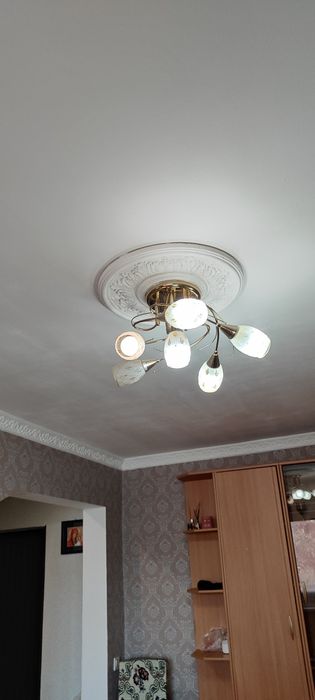 Продам две люстры