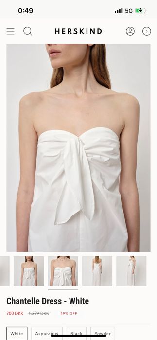 Бяла рокля от плътен памук голи рамене