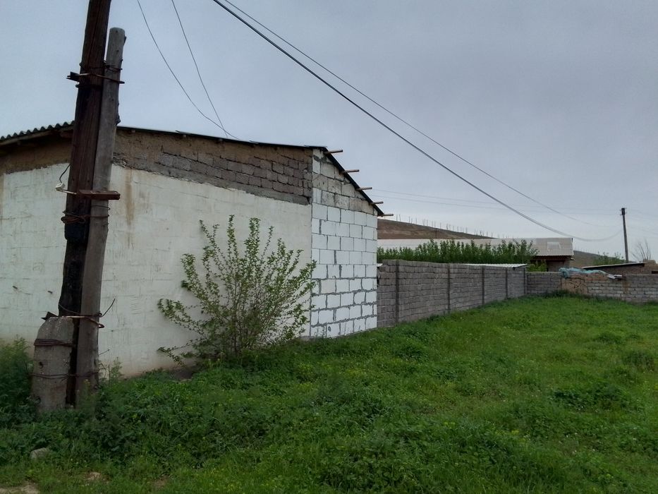 Уч хонали ховли Уй сотилади