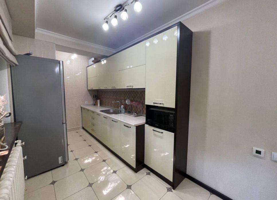 Квартира на Ц1-Чайкоф 3/4/4 общ пл 80м с обстановкой