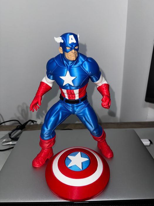 Figurina Captain America printat 3D colorat cu scut detasabil – 26 x 17 cm