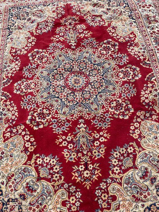 Персийски килим запазен