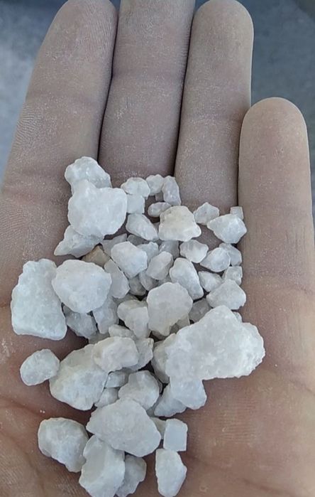 Mramorniy kroshkaning   har xil fraksiya va turli hil ranglari bor