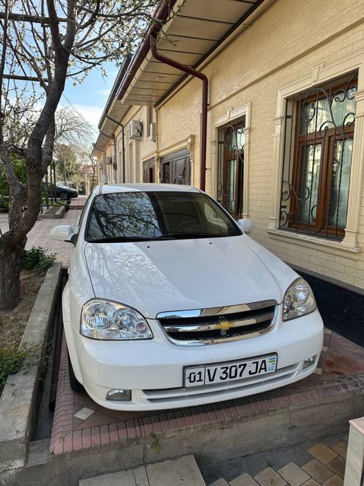 Lacetti 1.8 sotiladi