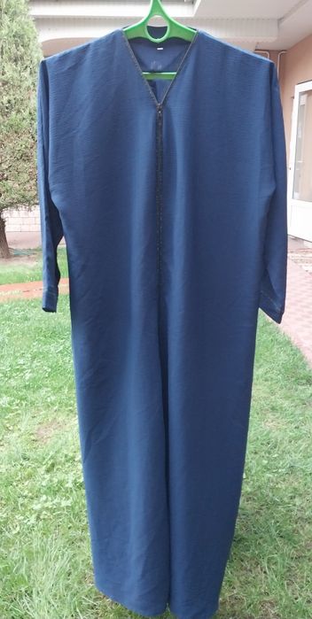 Синяя абая из крепа.
