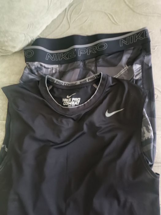 Спортен екип клин и две тениски без ръкави.