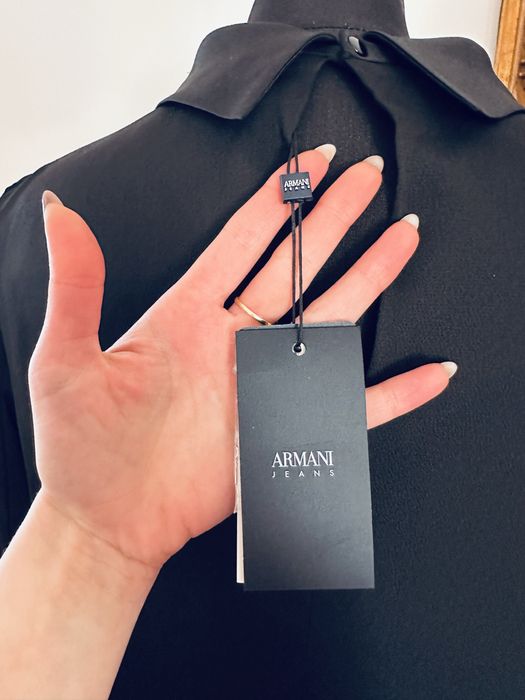 Rochita Armani noua cu etichetaa