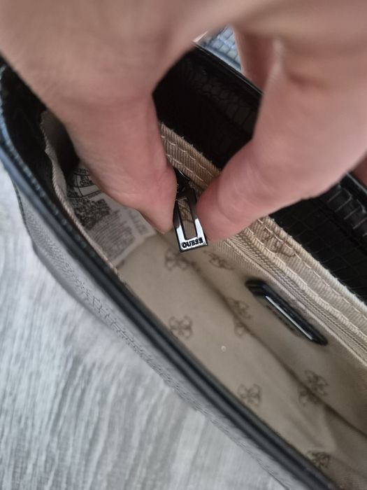 Оригинална чанта GUESS Tullia Mini Crossbody (черна)