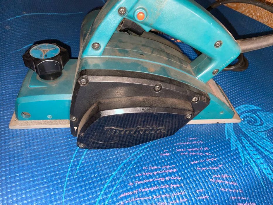 Электрорубанок Makita