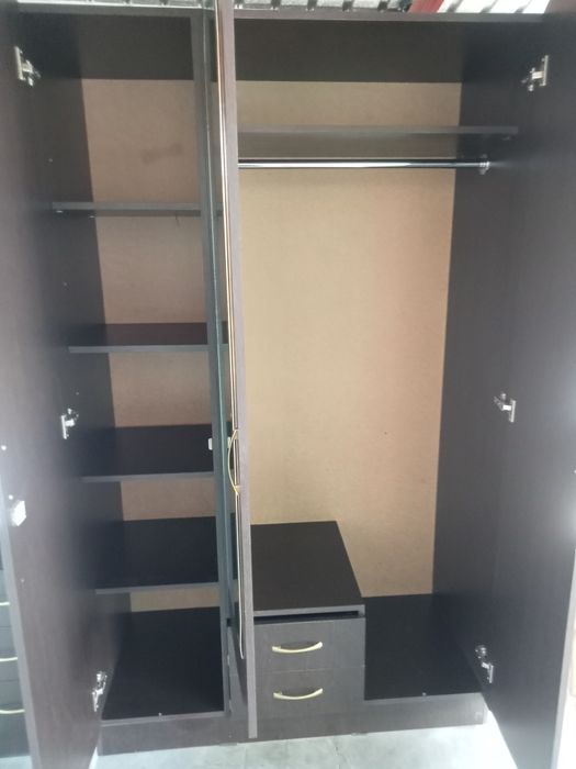 Продам отличный гарнитур.