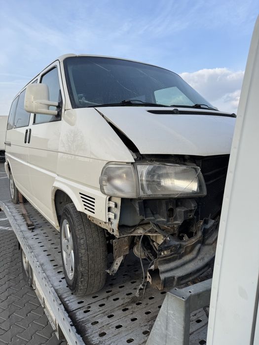 VW Transporter an 2000 Avariat