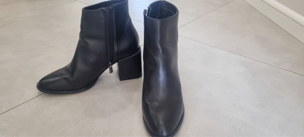 Продавам дамски боти.
