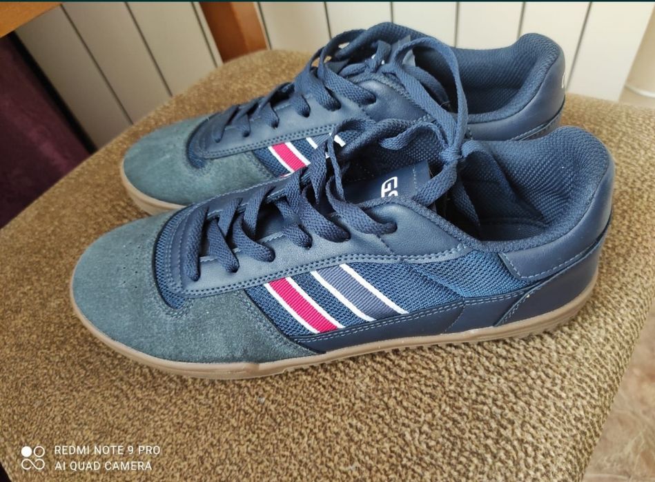 Спортивные кеды, футзалки.