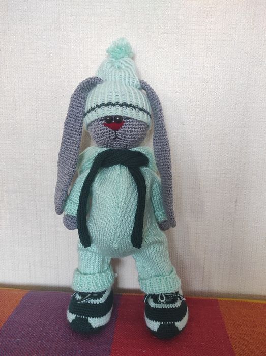 Продам вязаную игрушку Зайка