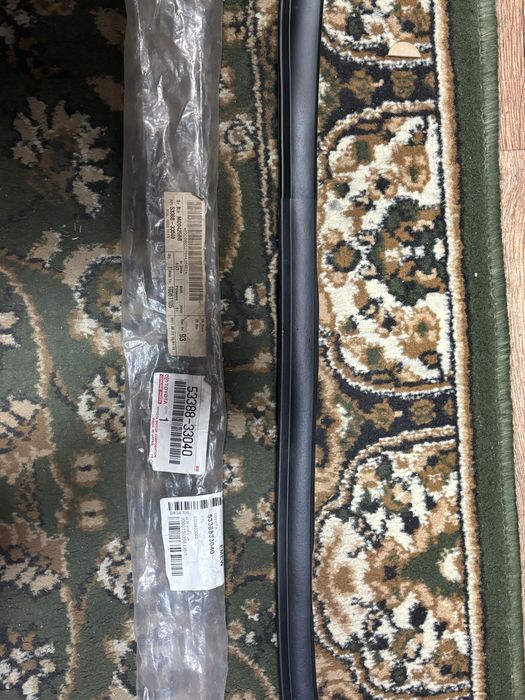 Уплотнитель капота камри 40