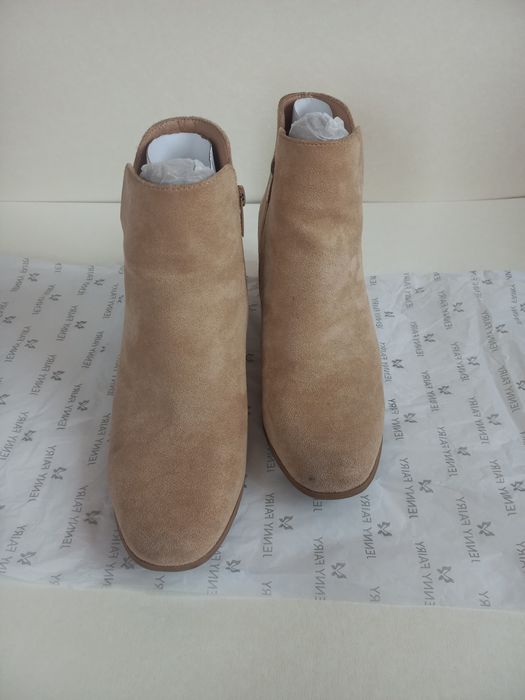 Дамски велурени боти