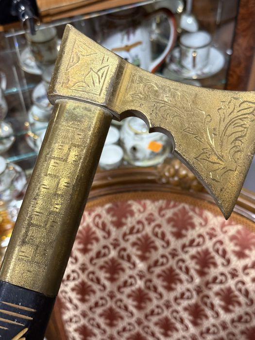 стар бастун с красив обков завършващ с месингова брадва