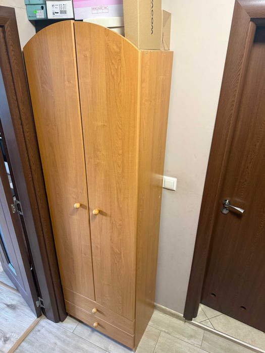 Продавам двукрилен гардероб и портманто