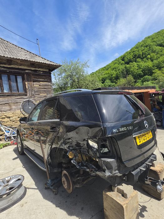 Dezmembrez Mercedes ml320 2010