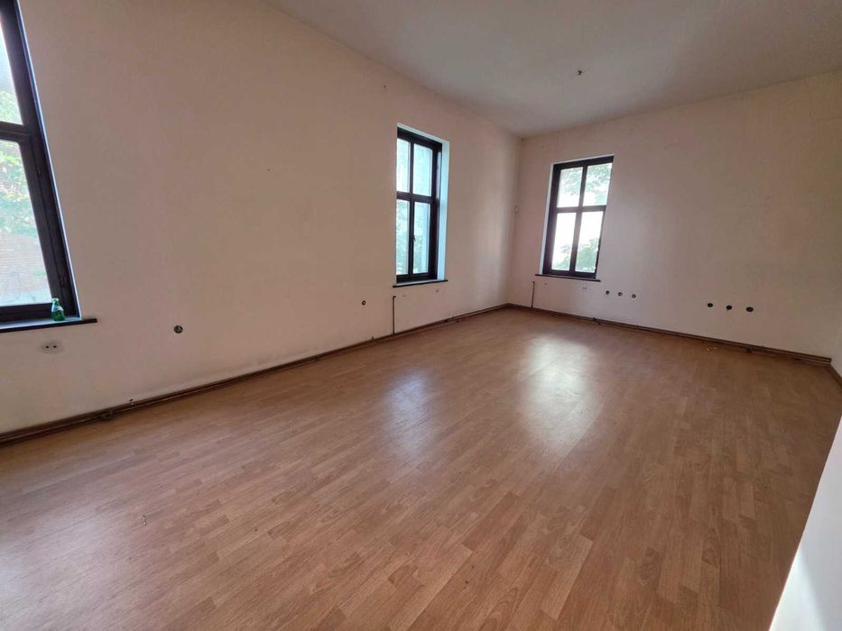 Дава се под наем Магазин в Казанлък - 390 кв.м за 800 € - Снимка #4