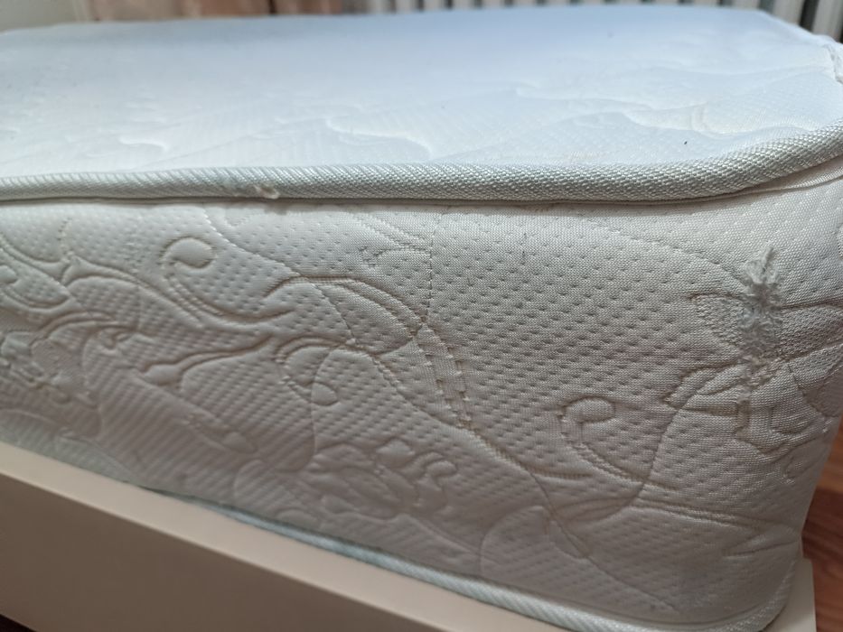 Продам матрас на двухспальнюю кровать