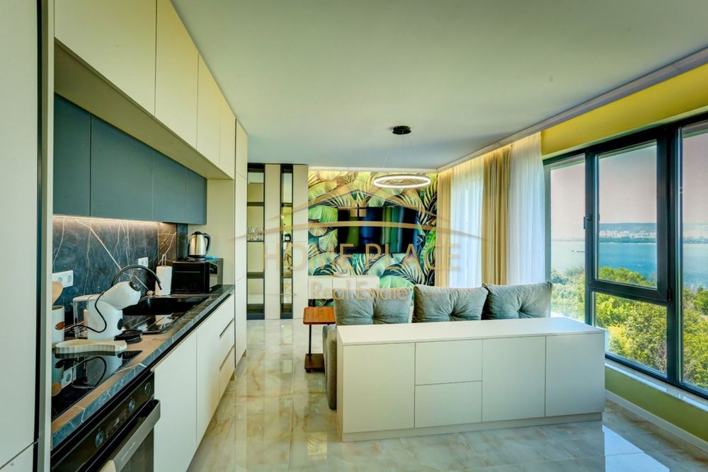 Дава се под наем Тристаен апартамент в Варна, Галата - 108 кв.м за 969 € - Снимка #2