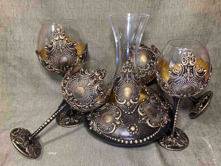 Ръчно декориран сет от 5 части - 4 чаши и декантер в злато