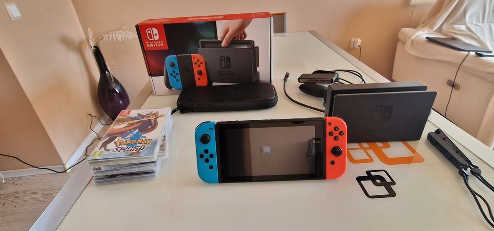 Nintendo Switch V1 (unpatched)с кутия - пълен комплект +  калъф за пренасяне + 7 игри