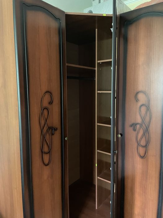 Продаю угловой большой шкаф