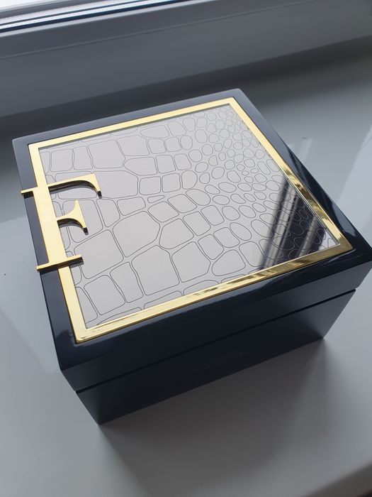 Продам часы FERRO