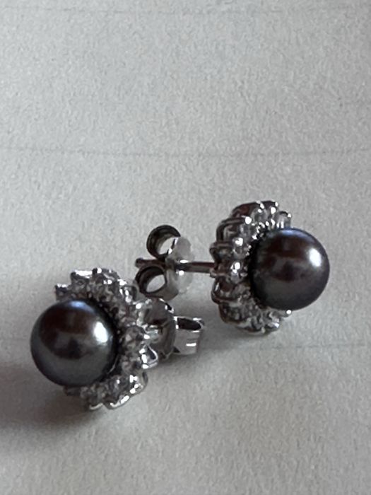 Set format din cercei si pandant din aur alb de 18 k si perle naturale