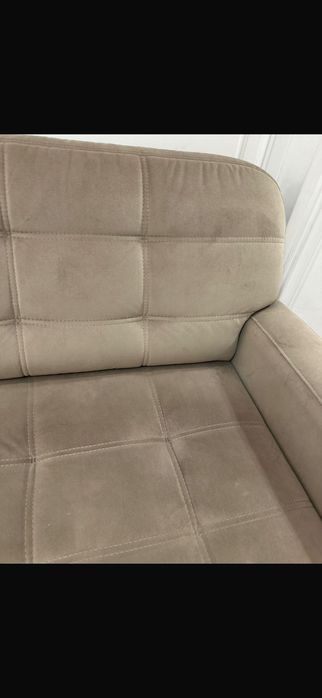 Мягкий диван в гостиной