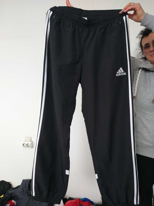 Depozit de imbracaminte second hand vinde articole sport