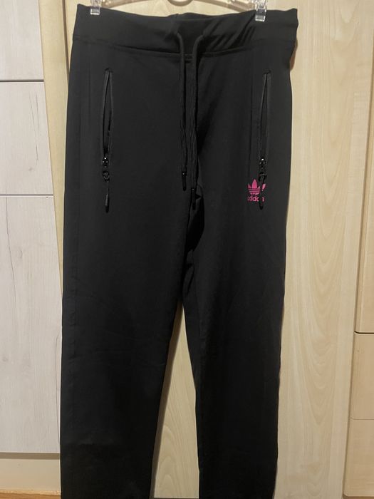 Чисто нов адидас черен анцуг