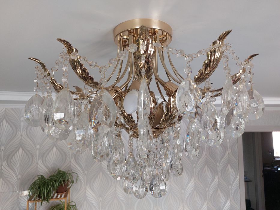 Продам шикарную люстру хрустальную