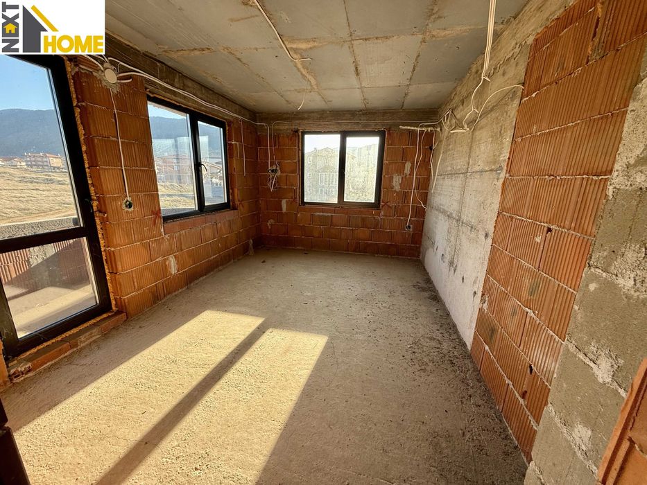 Самостоятелна триетажна къща с гаражи и дворно място