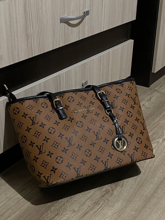 Дамски чанти на Louis Vuitton и Guess